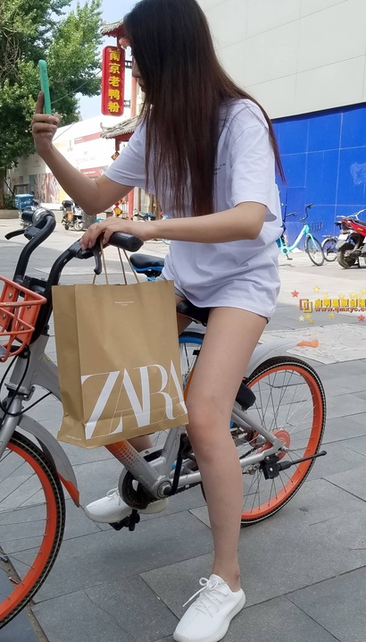 一个丰姿妍丽的风尚热裤美腿御姐[PX-5BFD]