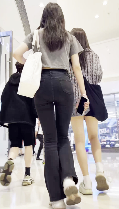 【视频】街拍貌若天仙的前卫紧身牛仔裤宽臀靓女[RV-DG3W]