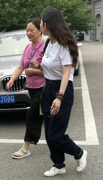 一个桃腮杏脸的时尚雅致着装大长腿御姐[GG-XZ88]