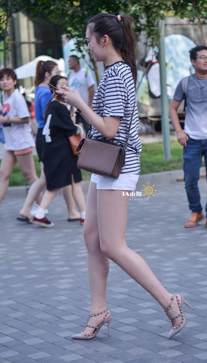 一位聘婷秀雅的时髦热裤紧臀小姐姐[HA-KVC8]