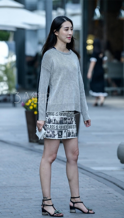 一个千娇百媚的时尚包臀裙美腿女生[PL-9JSA]