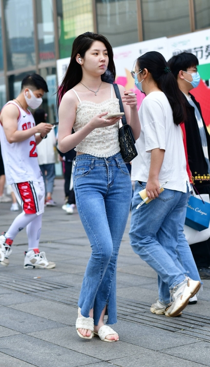 抓拍秀外慧中的潮流紧身牛仔裤大长腿御姐[WD-GJCB]