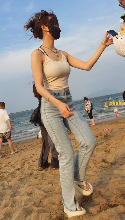 街拍金枝玉叶的时髦牛仔裤长腿女生[XJ-JABJ]
