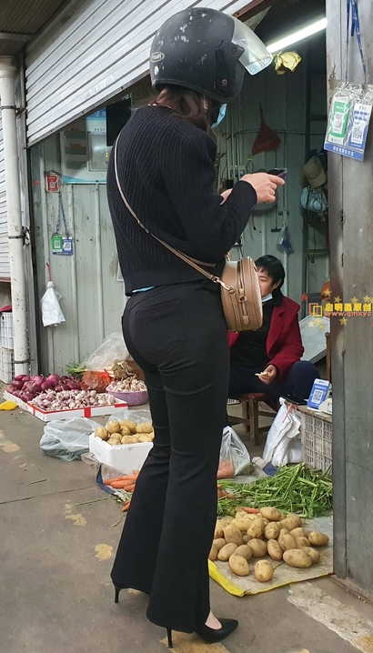 偶遇身姿曼妙的潮流优雅装束丰臀女神[VF-DLXO]
