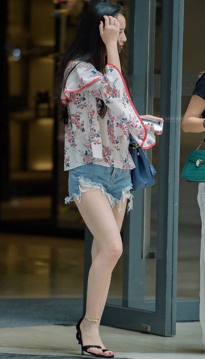 一位清丝纠缠的时髦热裤丰臀女孩[DM-X5LG]