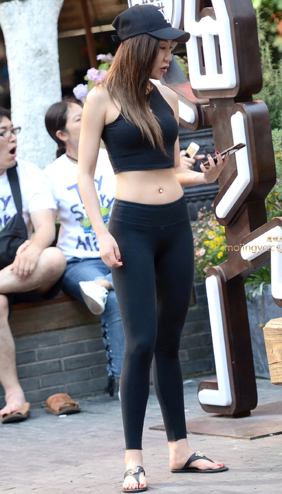 街拍千娇百媚的潮流紧身裤美腿靓女[LQ-HUWL]