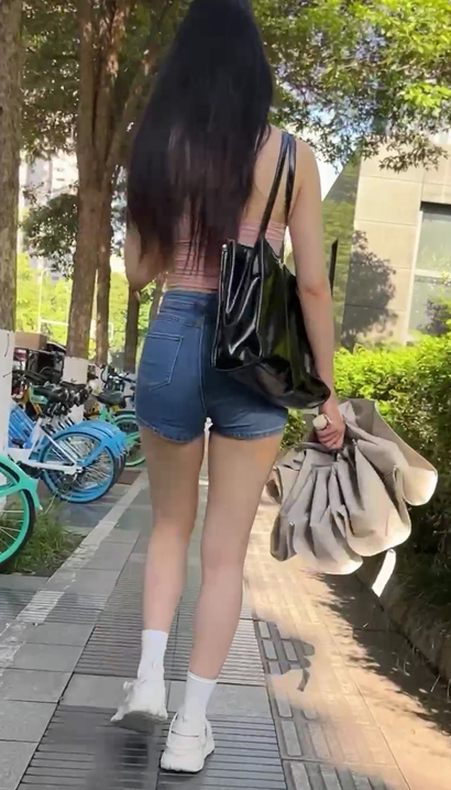 【视频】一位国色天香的极品热裤大长腿女生[OI-729S]