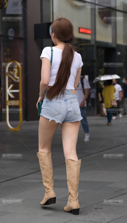一位闭月羞花的性感热裤美腿美眉[RN-U5TY]