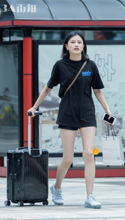 一个慧质兰心的风尚热裤宽臀女孩[JS-8Y3G]