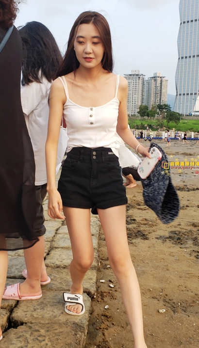 抓拍气质不凡的风尚热裤宽臀靓女[ZQ-779X]
