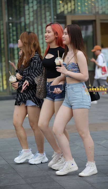 街拍娥娜翩跹的新潮热裤翘臀女孩[DZ-Q4MN]