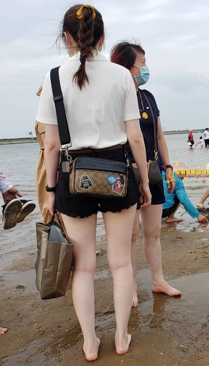 一个饱满圆润的气质热裤丰臀女孩[DG-6189]