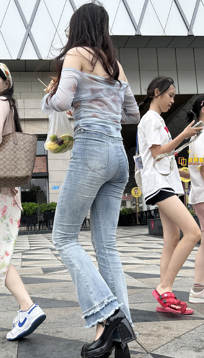 一位冰清玉洁的新潮紧身牛仔裤大长腿御姐[ZG-28DQ]
