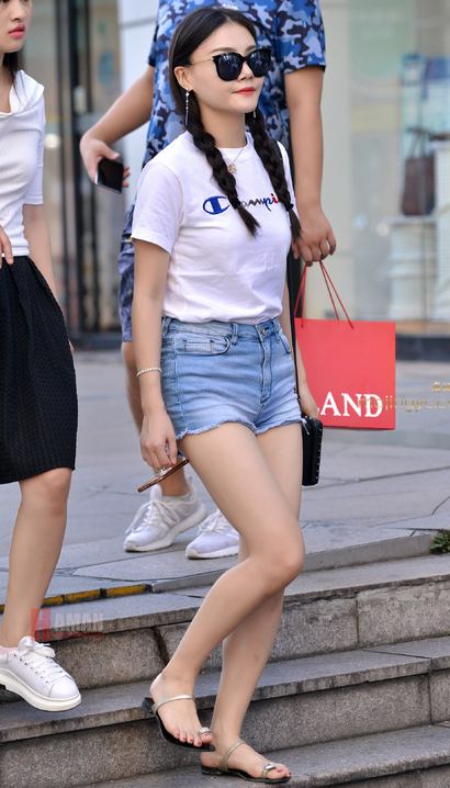 一个出尘脱俗的新潮热裤大长腿靓女[RN-452Q]