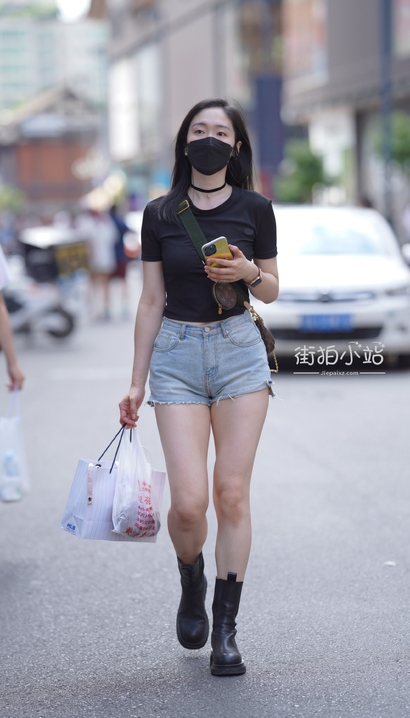 抓拍身姿优雅的潮流热裤大长腿女神[QR-1P2N]