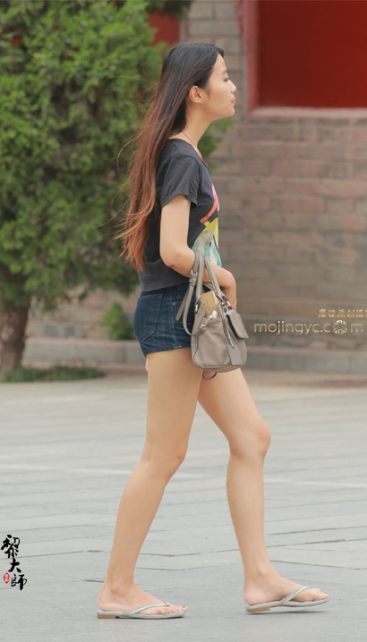 一个花枝招展的时尚热裤丰臀美女[LI-B8OM]
