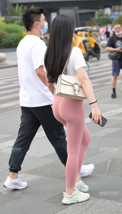 一位粉妆玉琢的潮流紧身裤美臀美眉[IC-ONXK]