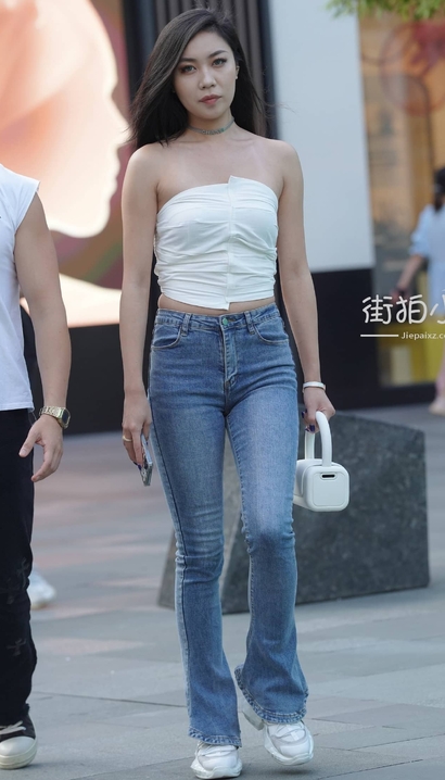 偶遇俏丽多姿的小清新紧身牛仔裤美臀靓女[WP-B96P]