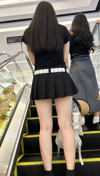 一位身材无可挑剔的性感小短裙美腿女孩[FL-92ST]