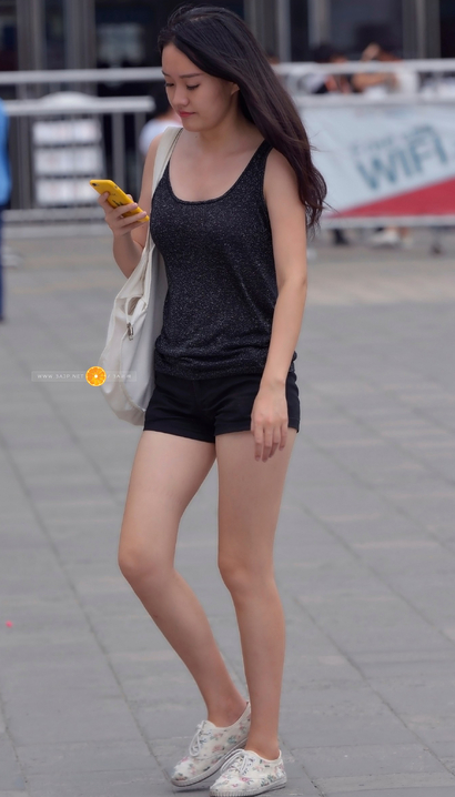 抓拍身材近乎完美的潮流热裤美腿美女[RH-QQ54]