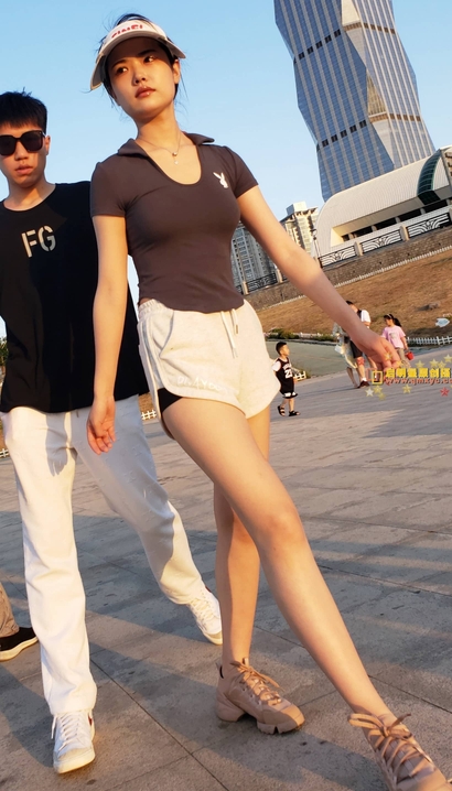 抓拍娉婷婀娜的气质热裤宽臀女生[JC-3XAE]