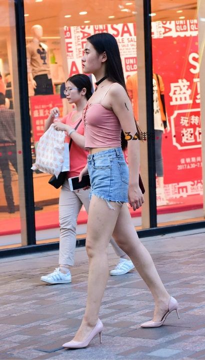 抓拍圆润紧绷的极品热裤紧臀女孩[JU-839H]