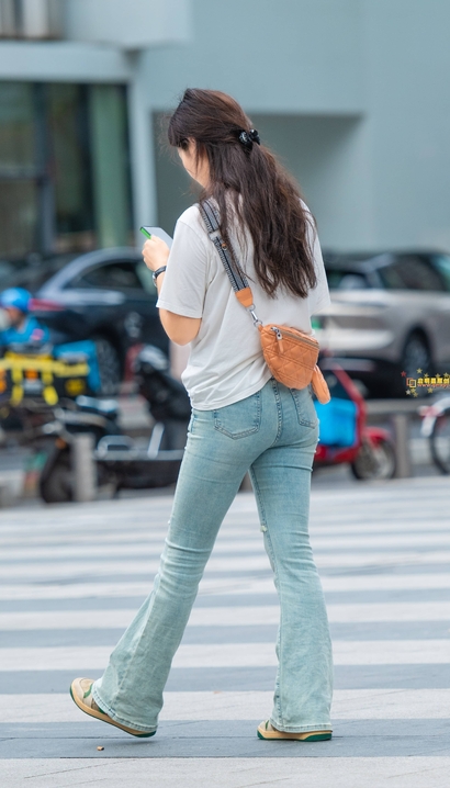 抓拍柳夭艳影的风尚牛仔裤丰臀女孩[TO-F977]