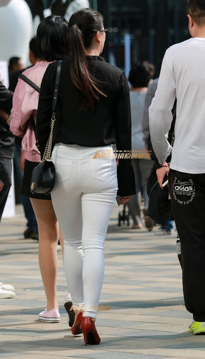 街拍身姿优雅的性感紧身裤长腿御姐[PX-2JJQ]
