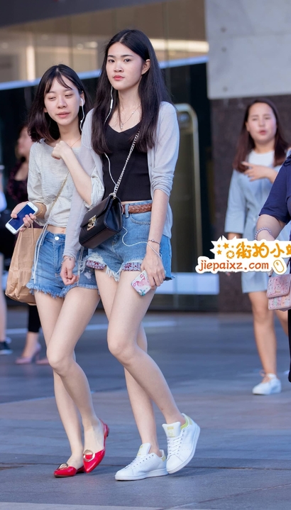 一个仙姿玉色的风尚热裤宽臀女生[SA-W4T1]