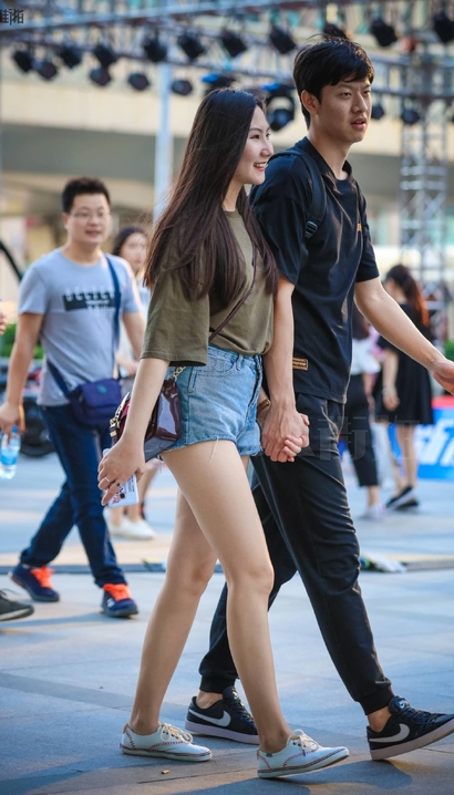 一位饱满圆润的气质热裤紧臀女生[HL-A4DZ]