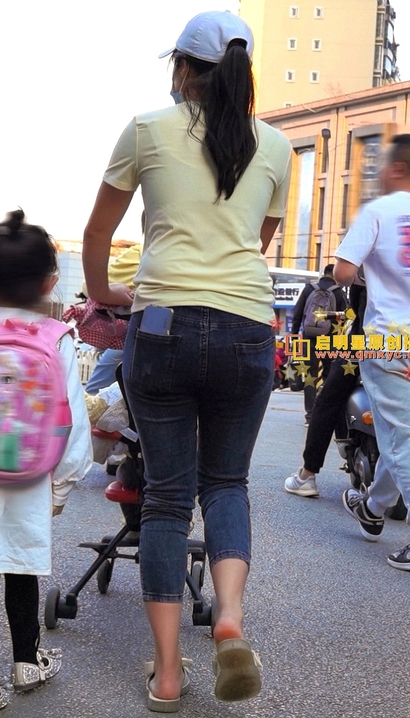偶遇身姿曼妙的小清新牛仔裤紧臀女孩[YP-3JPH]
