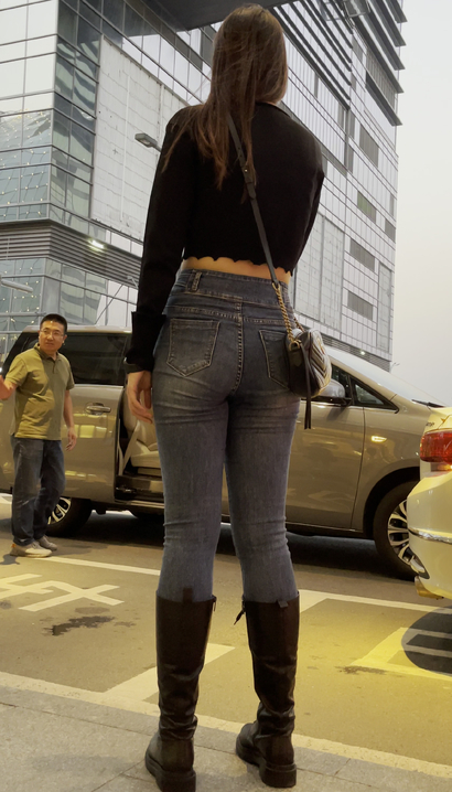 【视频】抓拍秀丽端庄的性感紧身牛仔裤翘臀美女[EN-MNLF]