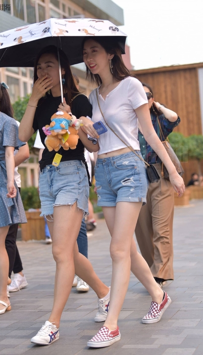抓拍美目盼兮的性感热裤宽臀美女[KA-71WI]