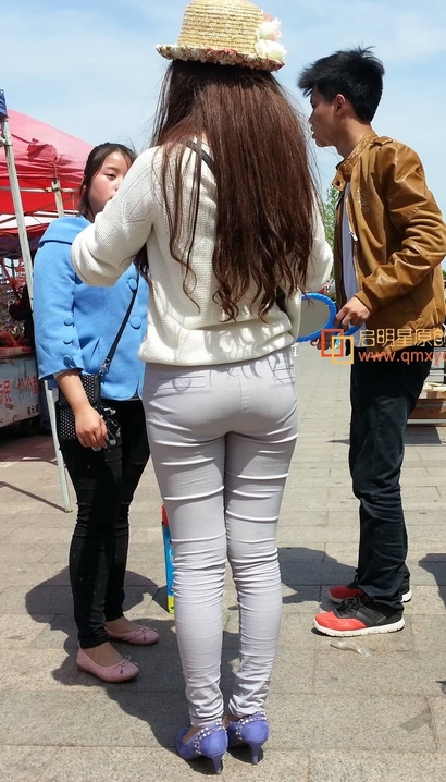 街拍翩若惊鸿的极品紧身裤长腿美女[SL-ZH6V]