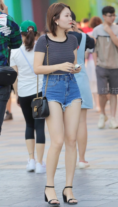 一位饱满圆润的潮流热裤丰臀美女[KA-BZDU]