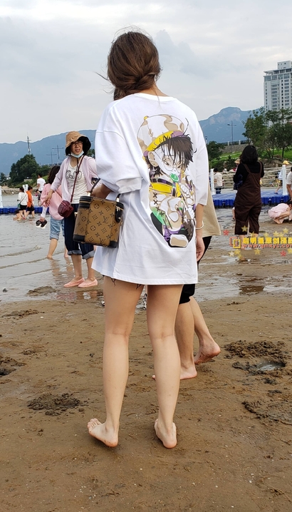 一位举步轻摇的潮流热裤宽臀小姐姐[NM-799N]