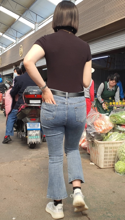 一个金枝玉叶的前卫紧身牛仔裤美腿女孩[VD-8JGP]