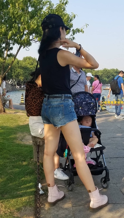 偶遇如花似玉的性感热裤美腿辣妹[UG-Y37C]