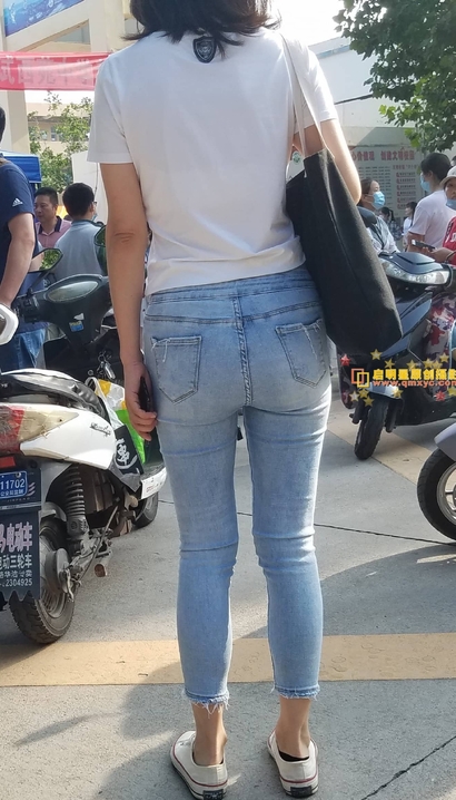 一位风姿绰约的性感牛仔裤长腿小姐姐[DO-515X]