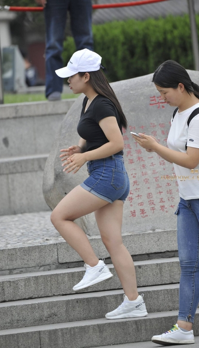 一个桃腮杏脸的风尚热裤丰臀辣妹[PP-LFS1]