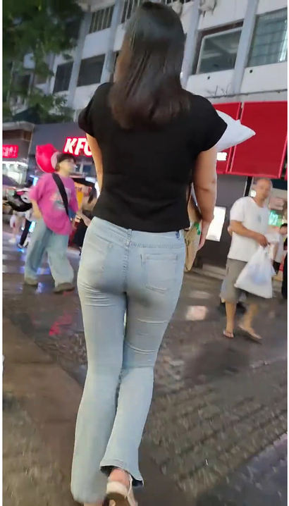 【视频】街拍气质出众的性感紧身牛仔裤翘臀美女[BW-4TPP]