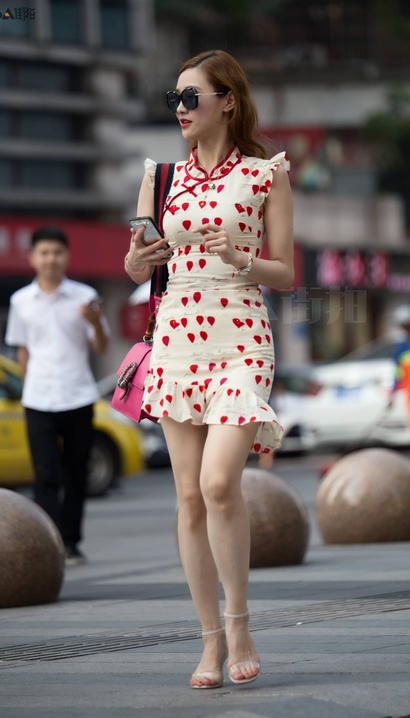 街拍美丽贤淑的极品超短裙紧臀女生[MO-E12Y]