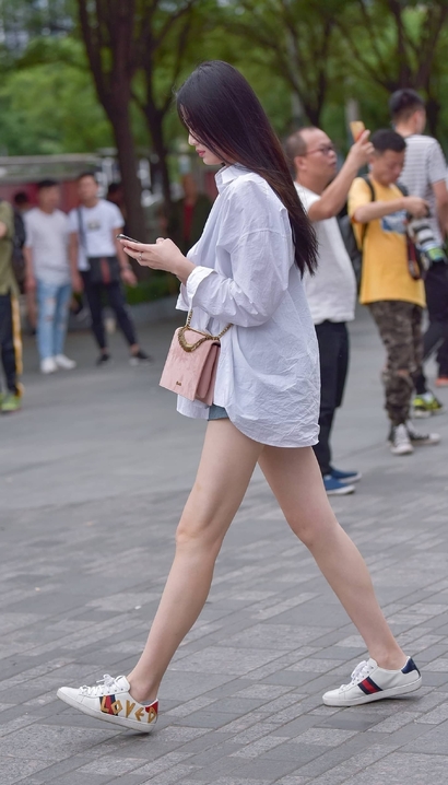 偶遇仪态万端的极品热裤美臀美眉[BC-NAUE]