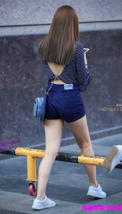 抓拍出尘脱俗的风尚热裤丰臀女孩[JZ-UNV9]