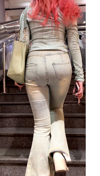 【视频】街拍娥娜翩跹的前卫紧身牛仔裤美腿女孩[AH-70JK]