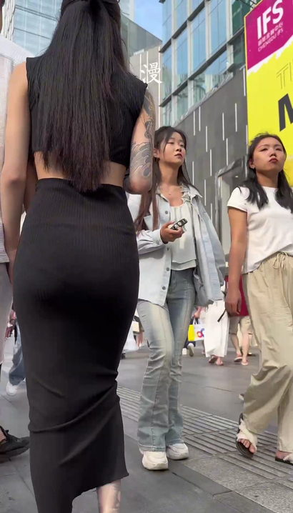 【视频】一位圆润紧绷的风尚裹臀裙美腿美女[MI-5ZLV]