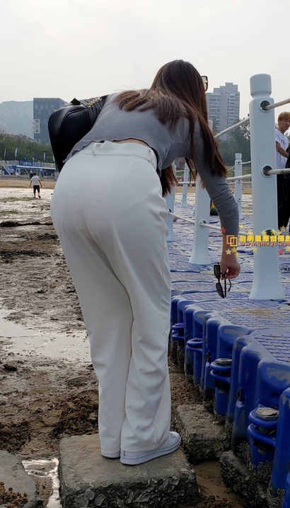 偶遇国色天香的气质精美装束丰臀靓女[EH-276N]