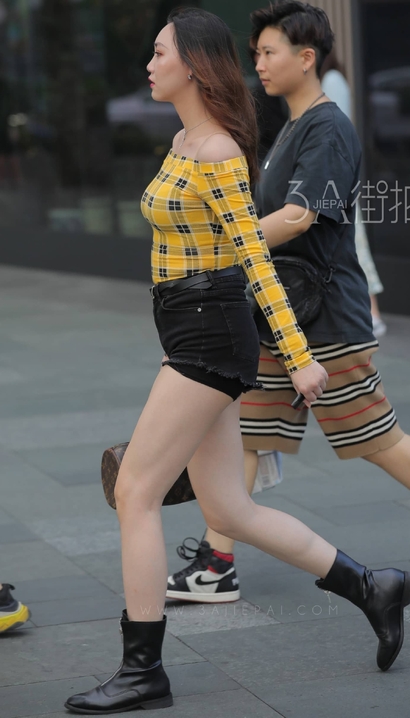 偶遇颜值很高的性感热裤宽臀靓女[UJ-6VKZ]
