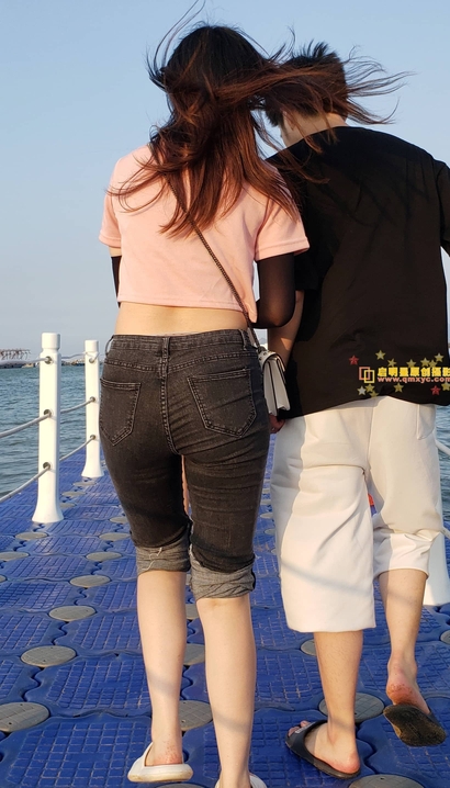 抓拍美丽贤淑的风尚紧身牛仔裤紧臀美女[EY-T19O]