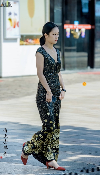 一个娥娜翩跹的气质裹臀裙翘臀女神[XI-4R6S]